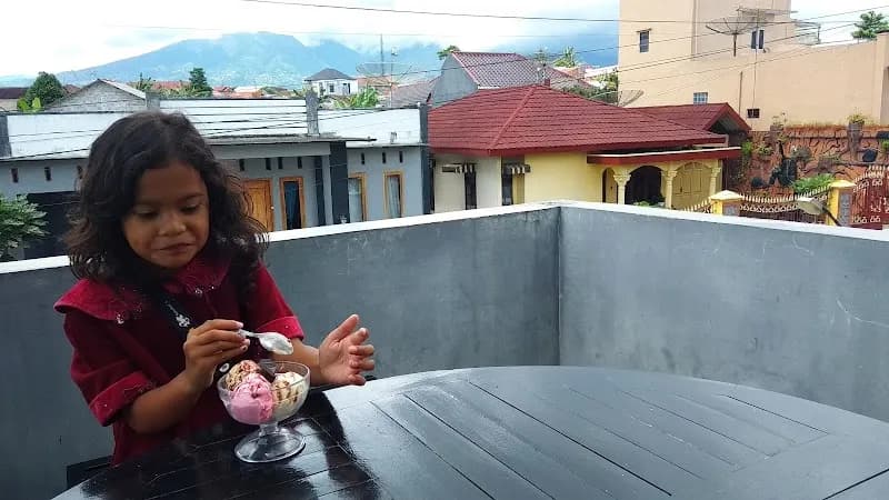 Ice Cream 77 - Photo 5