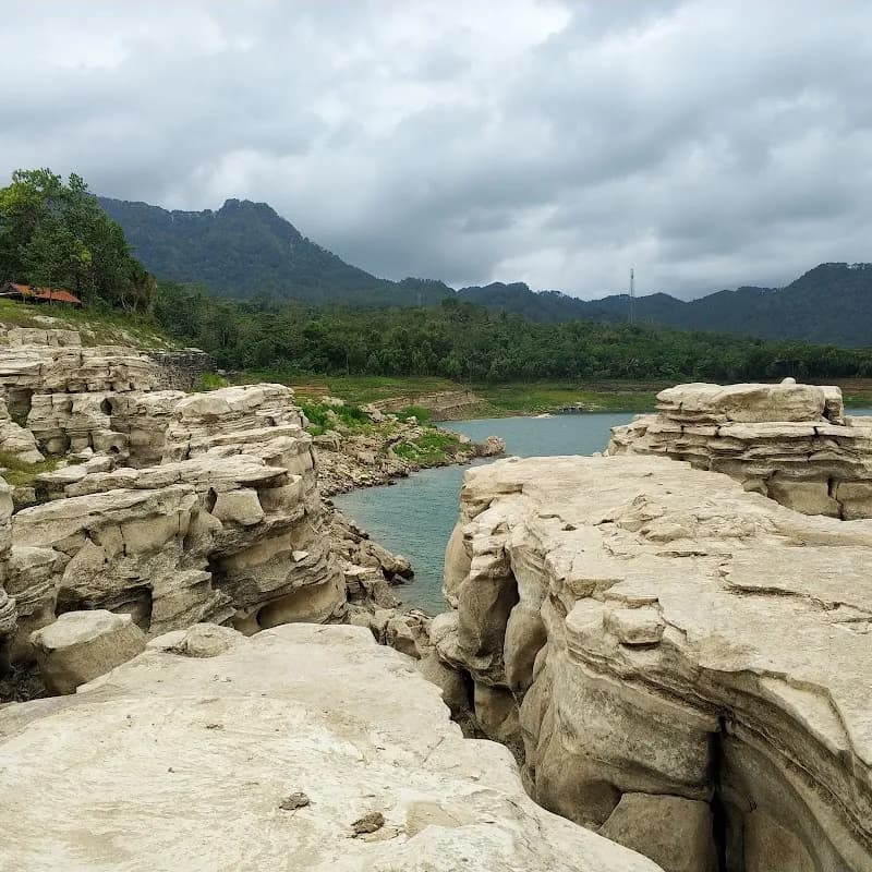 Wisata Alam Lubang Sewu